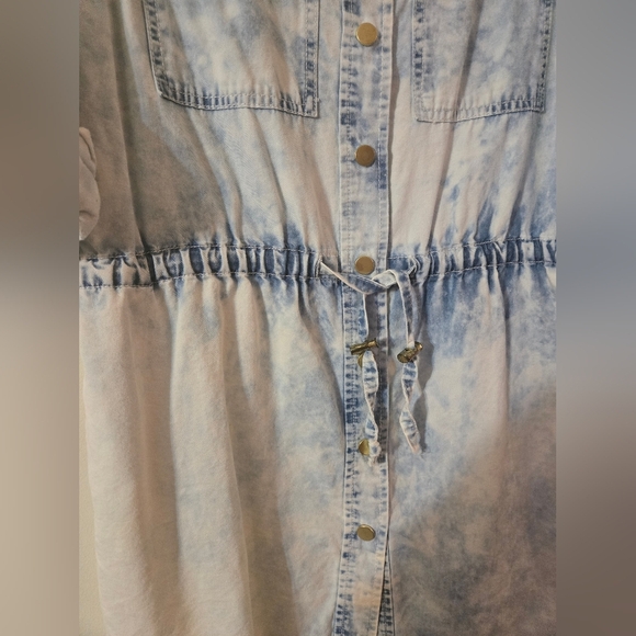 Chico's Acid Wash Lightweight Denim Dress Chico's Size 1/US Size Med/Size 8 - Picture 3 of 13